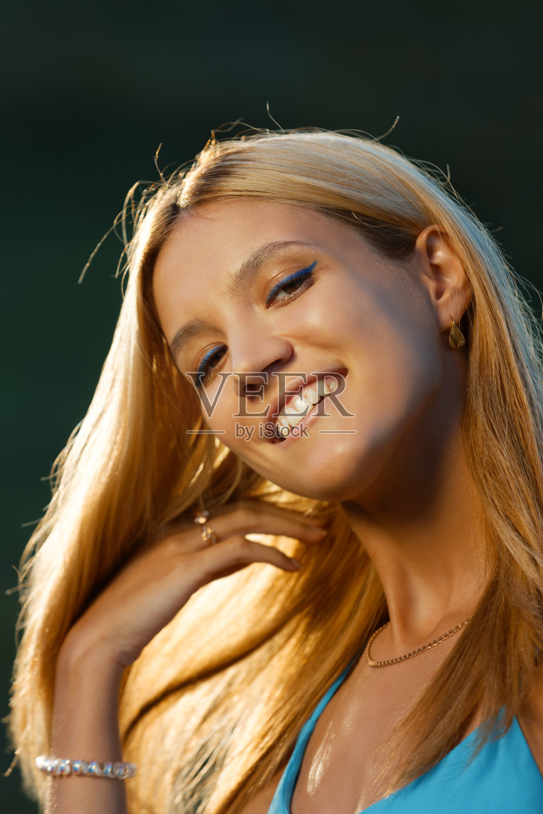 一个年轻迷人的女孩的特写肖像背光在模糊的背景。浅的焦点。照片摄影图片