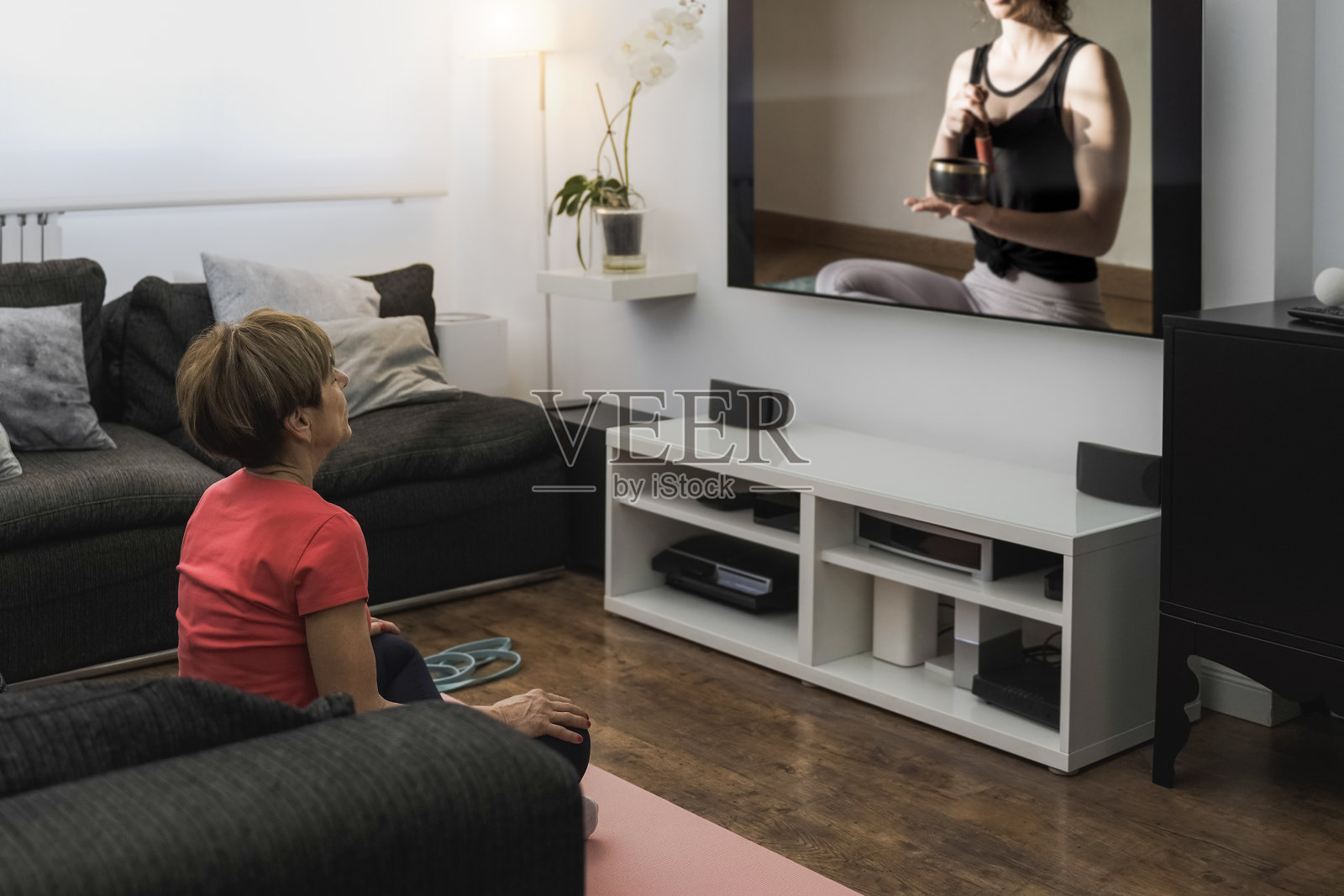 老年妇女居家瑜伽冥想课-运动与健康老年生活理念-注重面子照片摄影图片