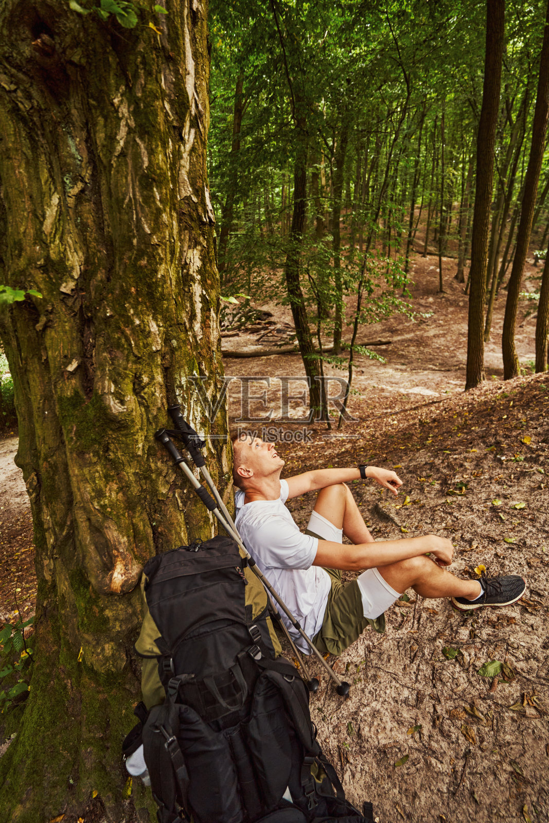 一个快乐的年轻人在森林里散步照片摄影图片