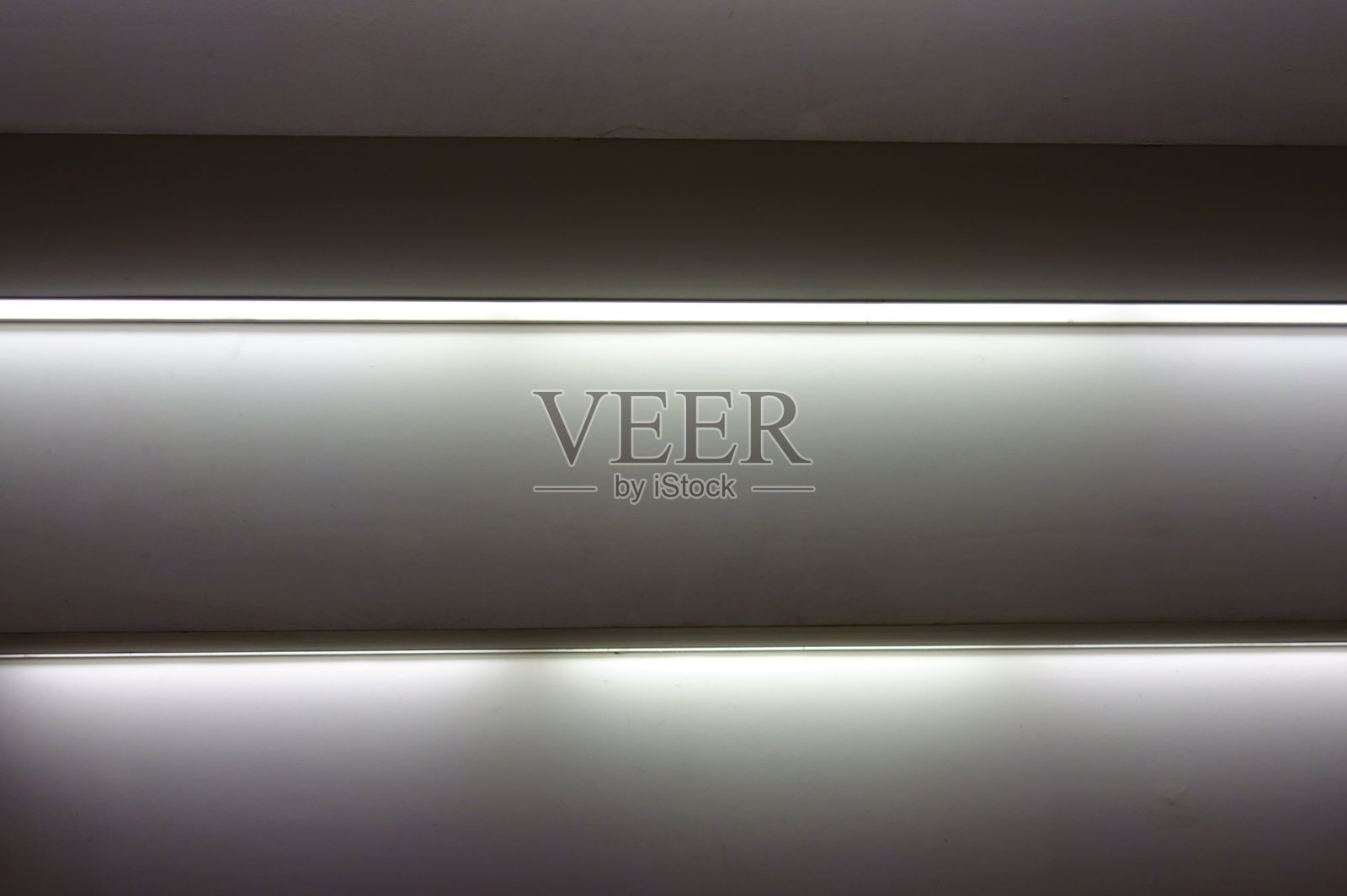 背景场景与照明规格，创造金属感照片摄影图片