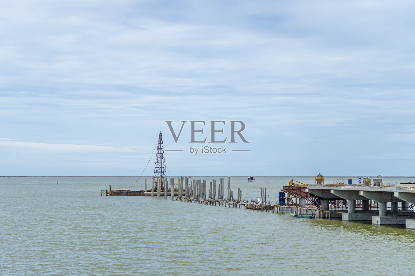 正在海上建造一座桥照片摄影图片