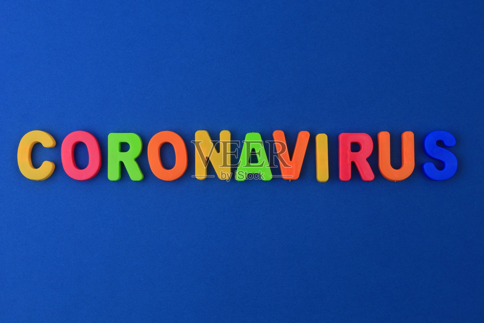 单词或文本冠状病毒写在儿童字母与经典字母磁铁照片摄影图片