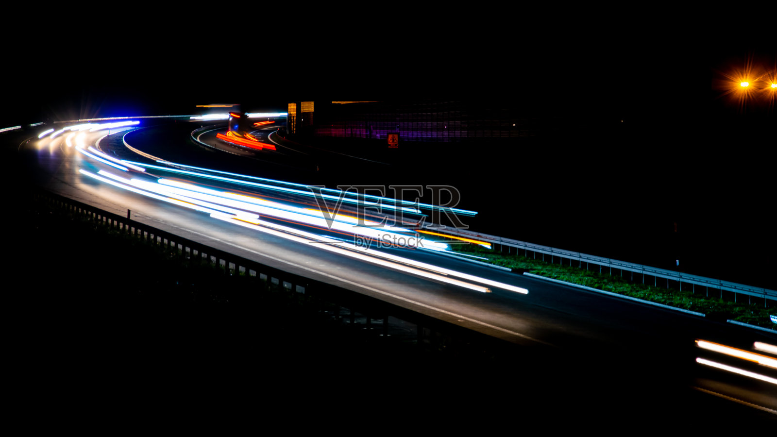 车灯与黑夜。照片摄影图片