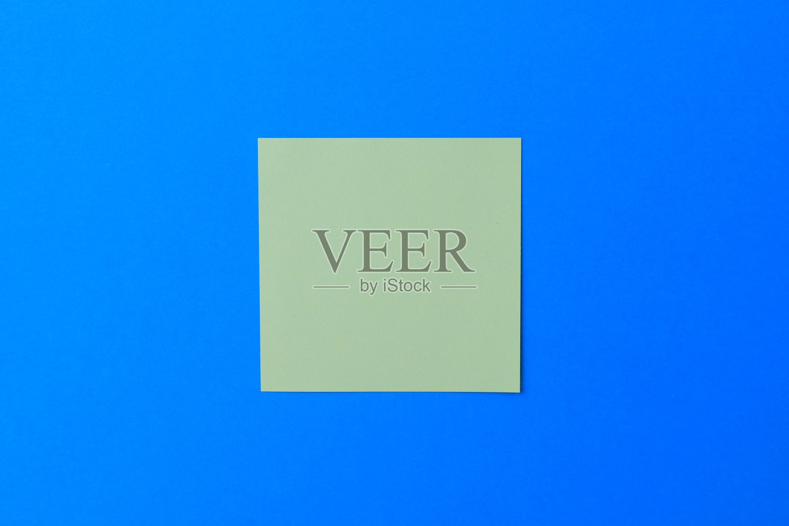 浅蓝色背景上的空白贴纸。文本复制空间照片摄影图片