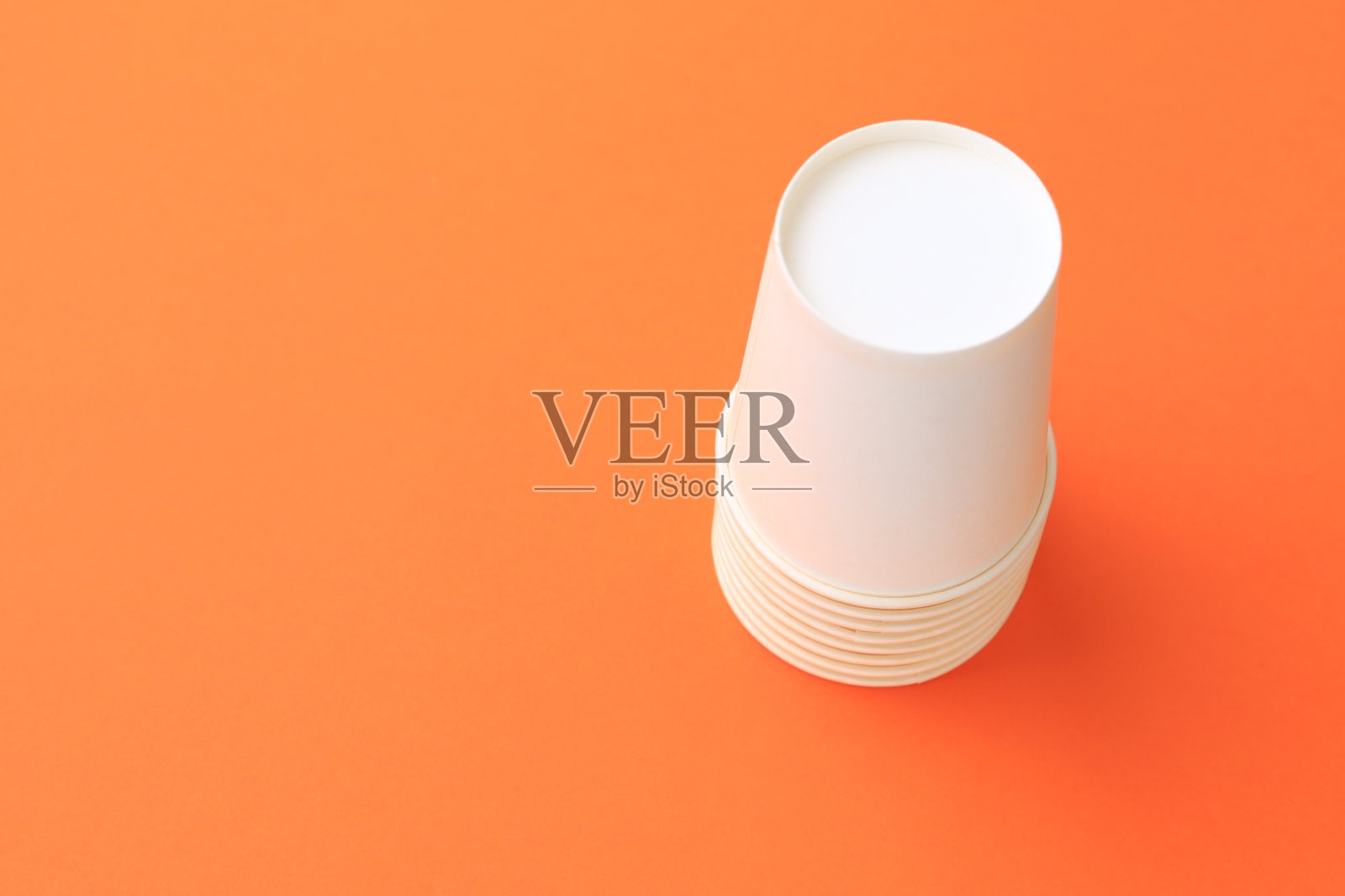 一次性纸制环保饮料。文本复制空间照片摄影图片