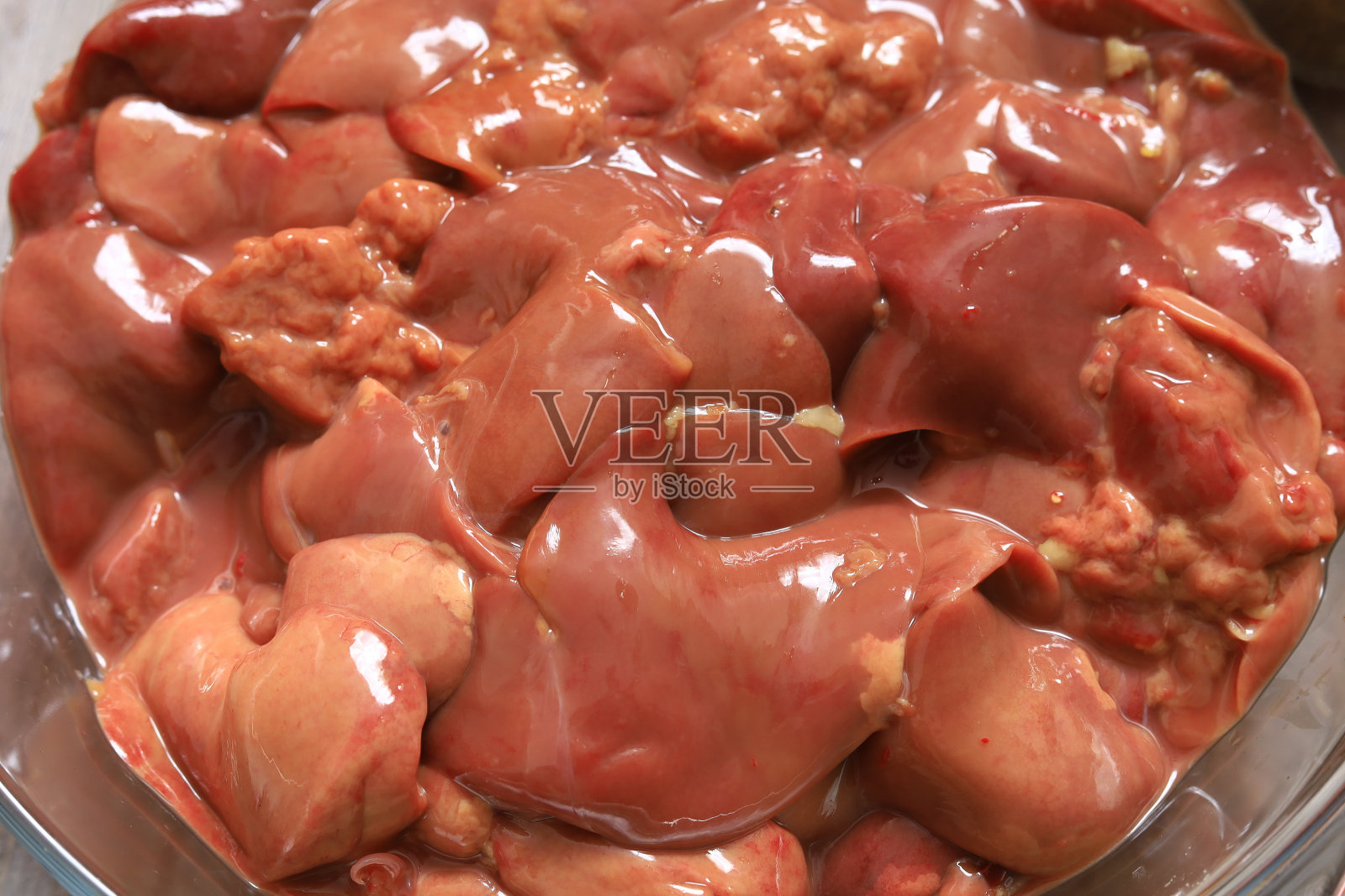 生肝。有烹饪背景，有选择性照片摄影图片