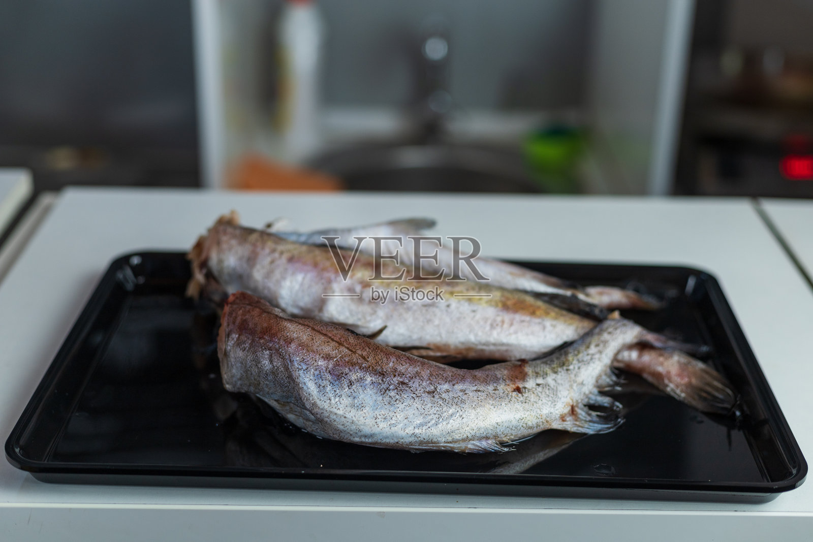 生鱼鳕鱼。摘要烹饪背景。烹饪健康的减肥食品。照片摄影图片
