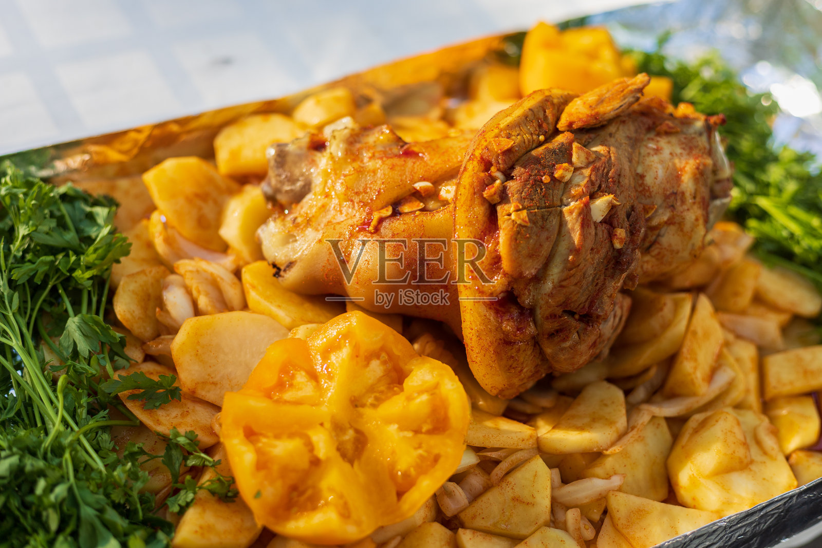 在烤炉里烤的猪肘。小腿是猪腿靠近膝关节的部分。有选择性的重点照片摄影图片