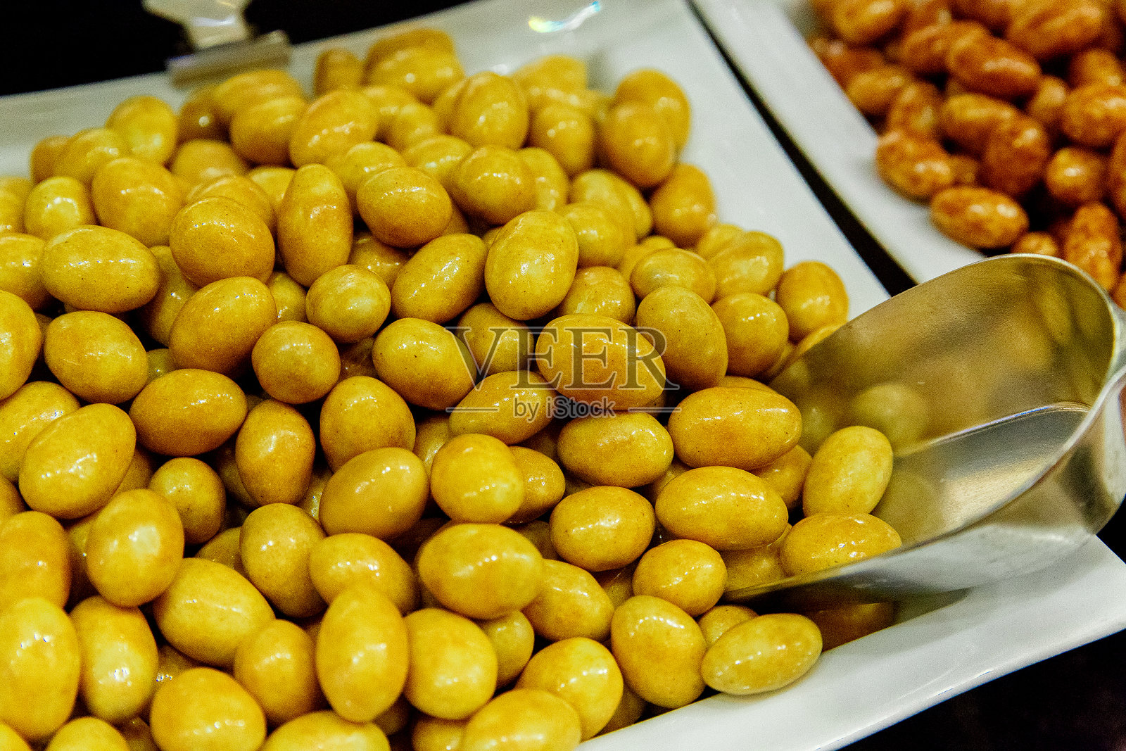 欧洲比利时佛兰德斯布鲁日- 2019年10月1日。比利时布鲁日一家传统巧克力商店里的比利时巧克力。商店橱窗里的巧克力糖果。站在巧克力照片摄影图片