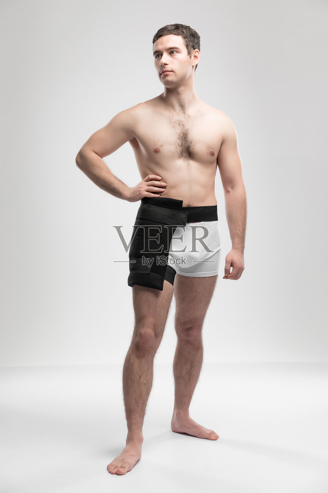 成年运动员的工作室肖像与可重复使用的受伤后冰袋与液体凝胶。康复和康复概念与复制空间照片摄影图片