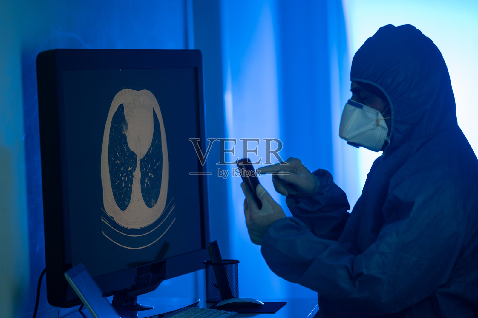 放射科医生在放射科诊所检查患者的胸部CT图像照片摄影图片