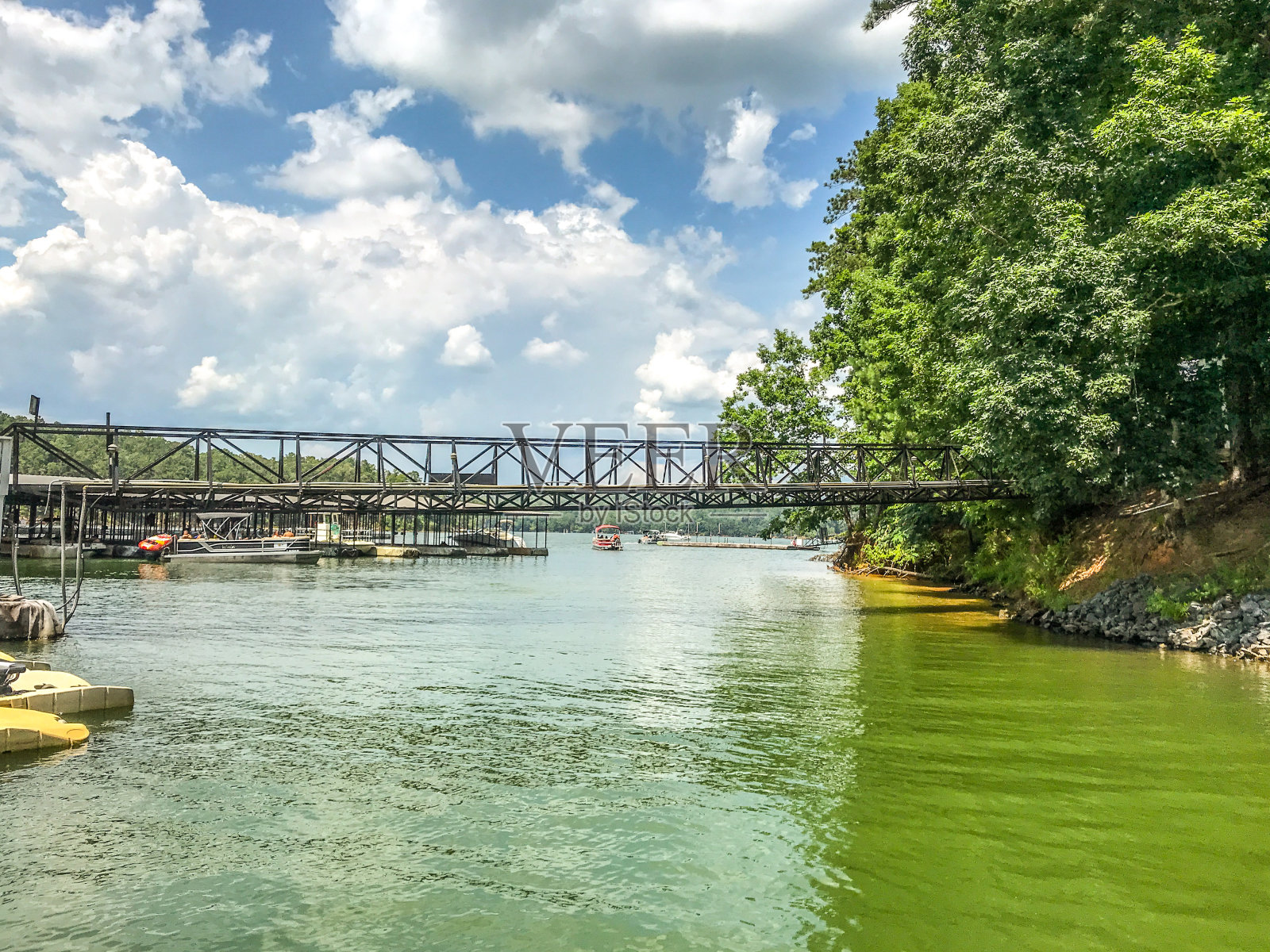 乔治亚湖和步行桥照片摄影图片