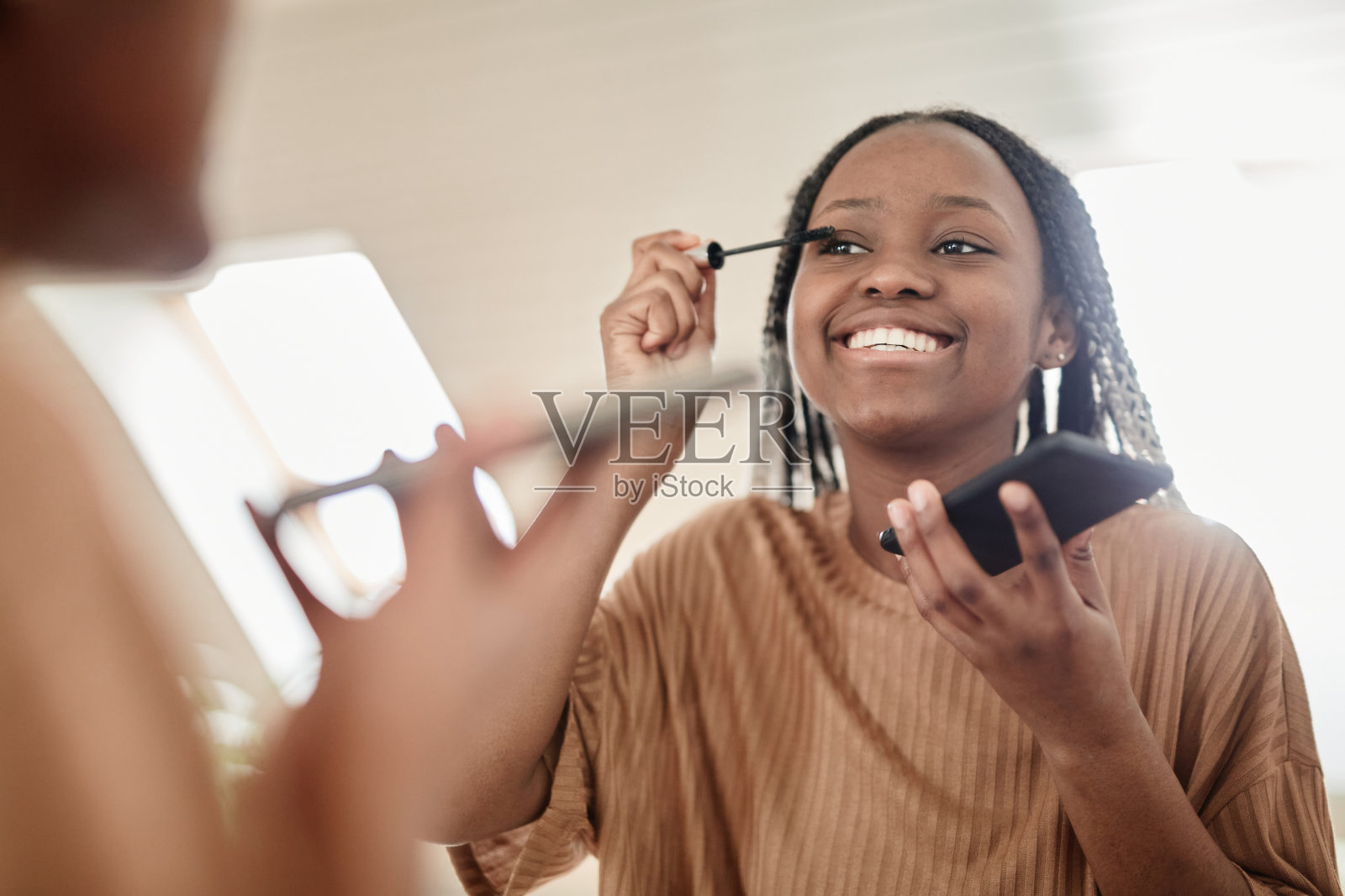 化妆的年轻女子照片摄影图片