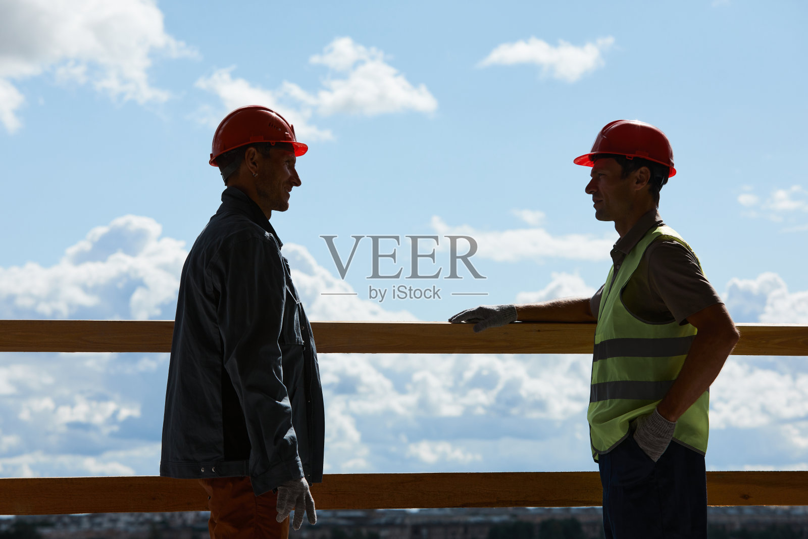 两个工人在工地聊天照片摄影图片