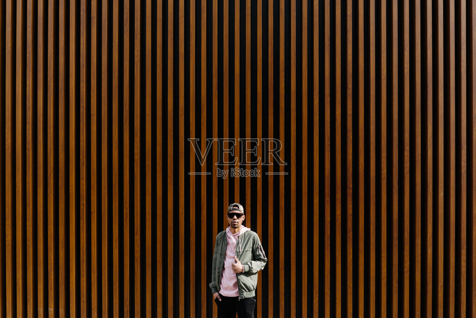 自信的年轻非洲男人的肖像在木制背景照片摄影图片