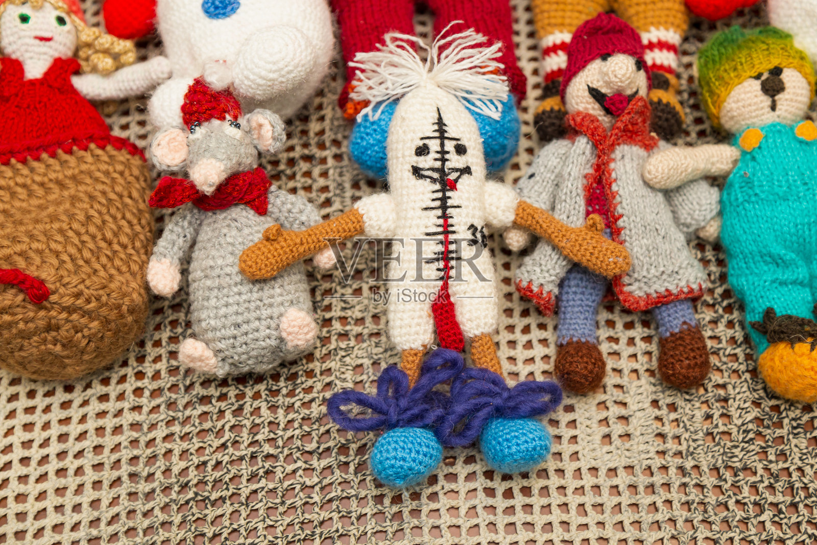 二十世纪早期的爱好。毛线温度计玩具的孩子。可爱的钩针。复古的主题。针织的背景。照片摄影图片