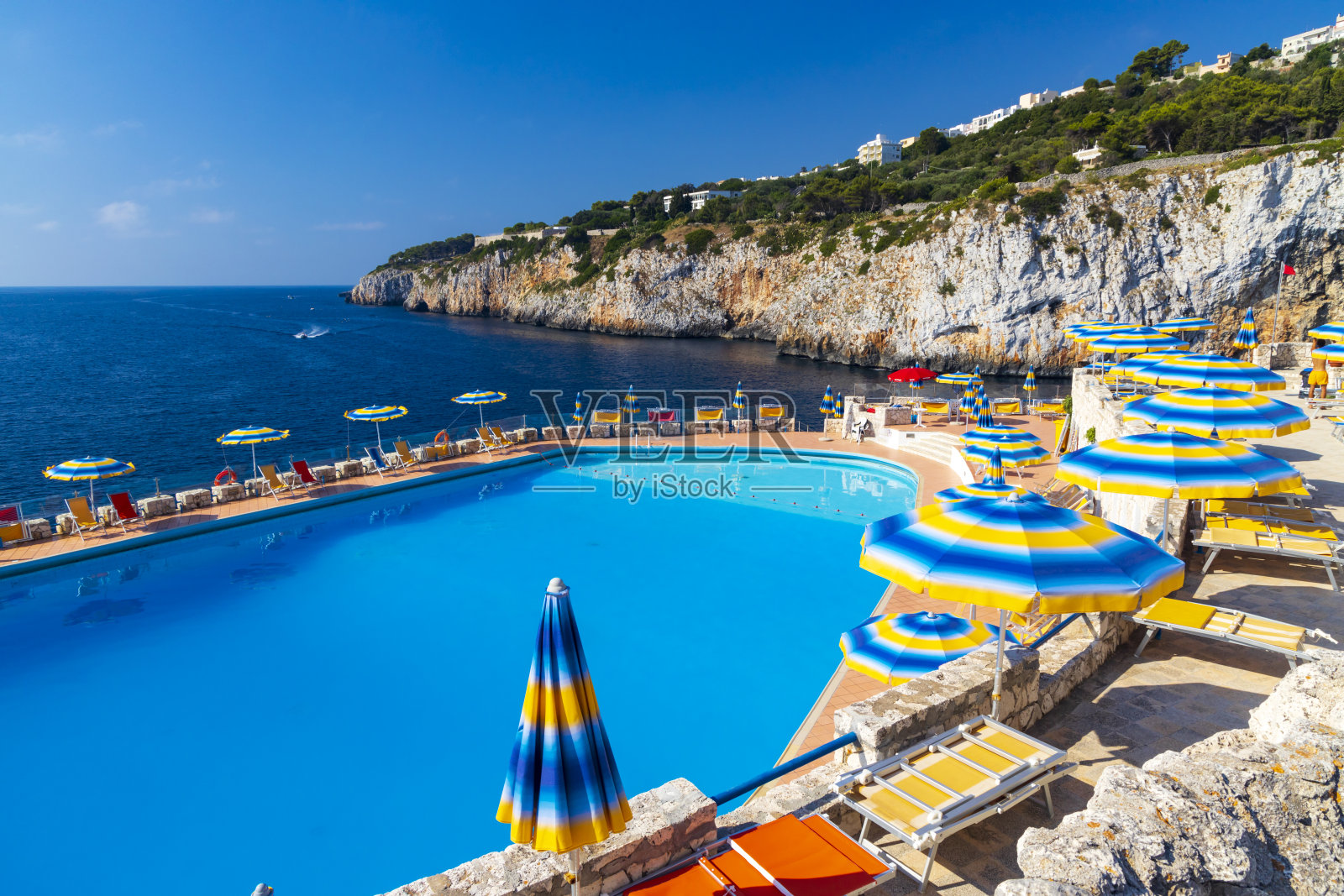 意大利莱切省卡斯特罗津祖卢萨的海边游泳池照片摄影图片