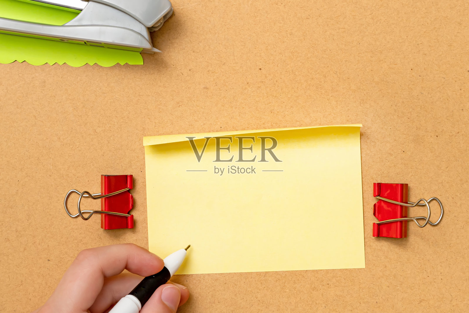 多种多样的收集办公室文具照片钢笔铅笔记事本笔记本尺子订书机剪刀剪刀夹子纸夹夹板放置在桌子上照片摄影图片