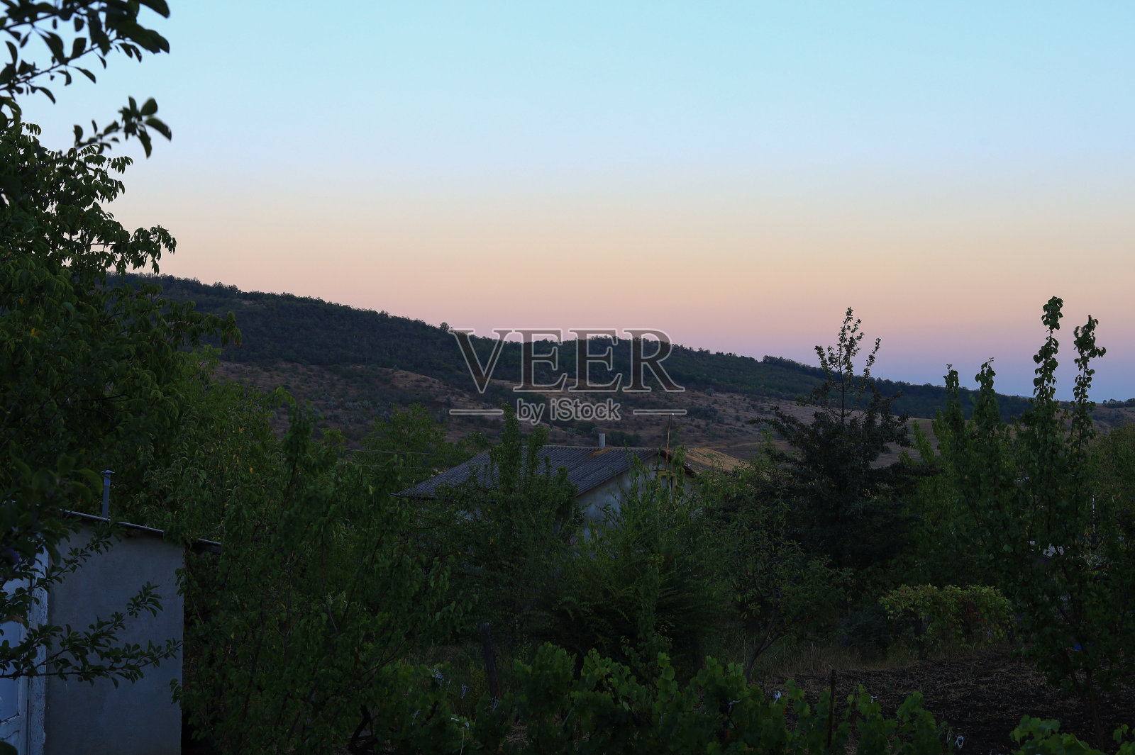 乡村美丽的日落时光。黄昏日落后的黄昏。抽象的背景照片摄影图片