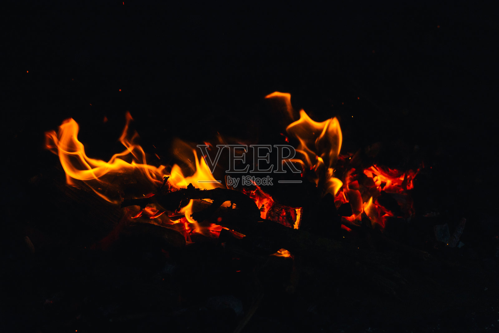 从篝火中产生的强烈而活泼的火造成了危险照片摄影图片