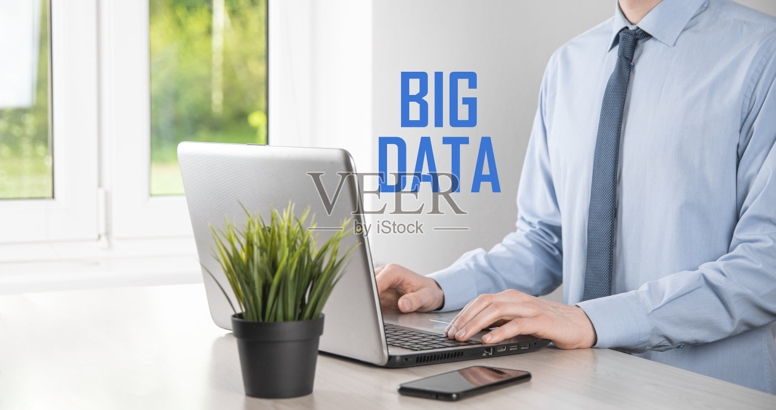 黑色背景下身穿西装的商人手持“大数据”字样。存储网络在线服务器概念。社交网络或商业分析表示照片摄影图片