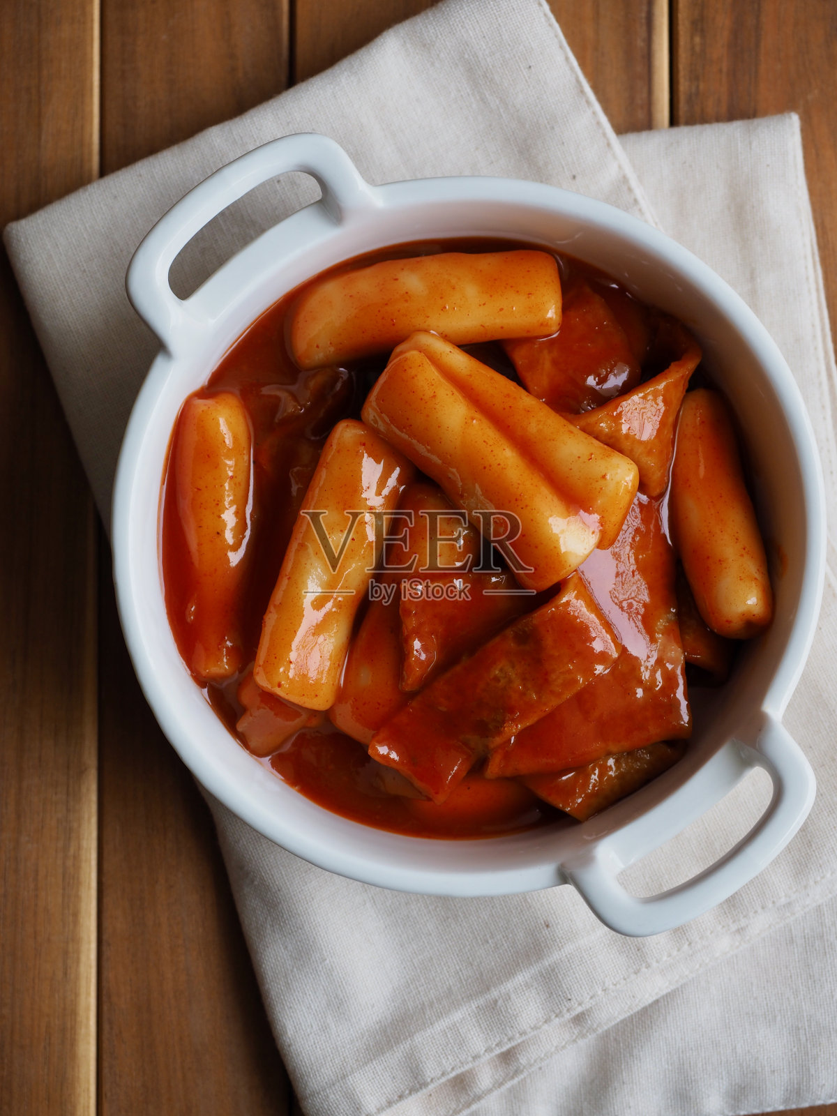韩国传统食物Tteokbokki，辛辣食物照片摄影图片