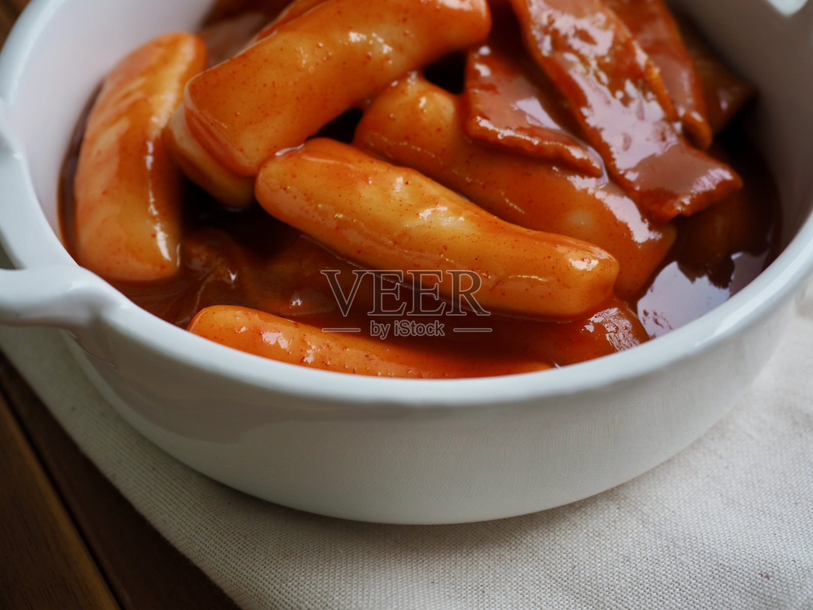 韩国传统食物Tteokbokki，辛辣食物照片摄影图片