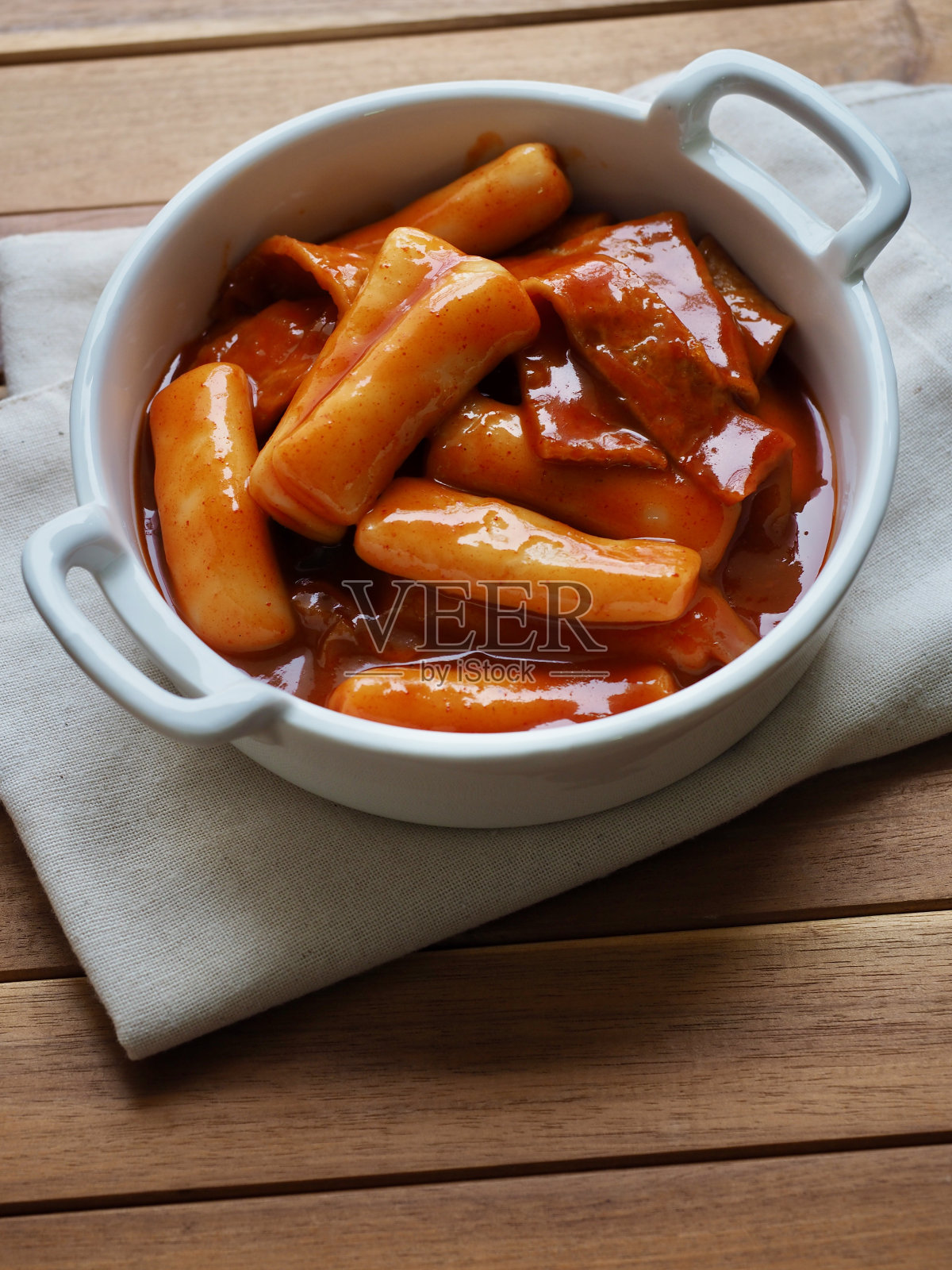 韩国传统食物Tteokbokki，辛辣食物照片摄影图片