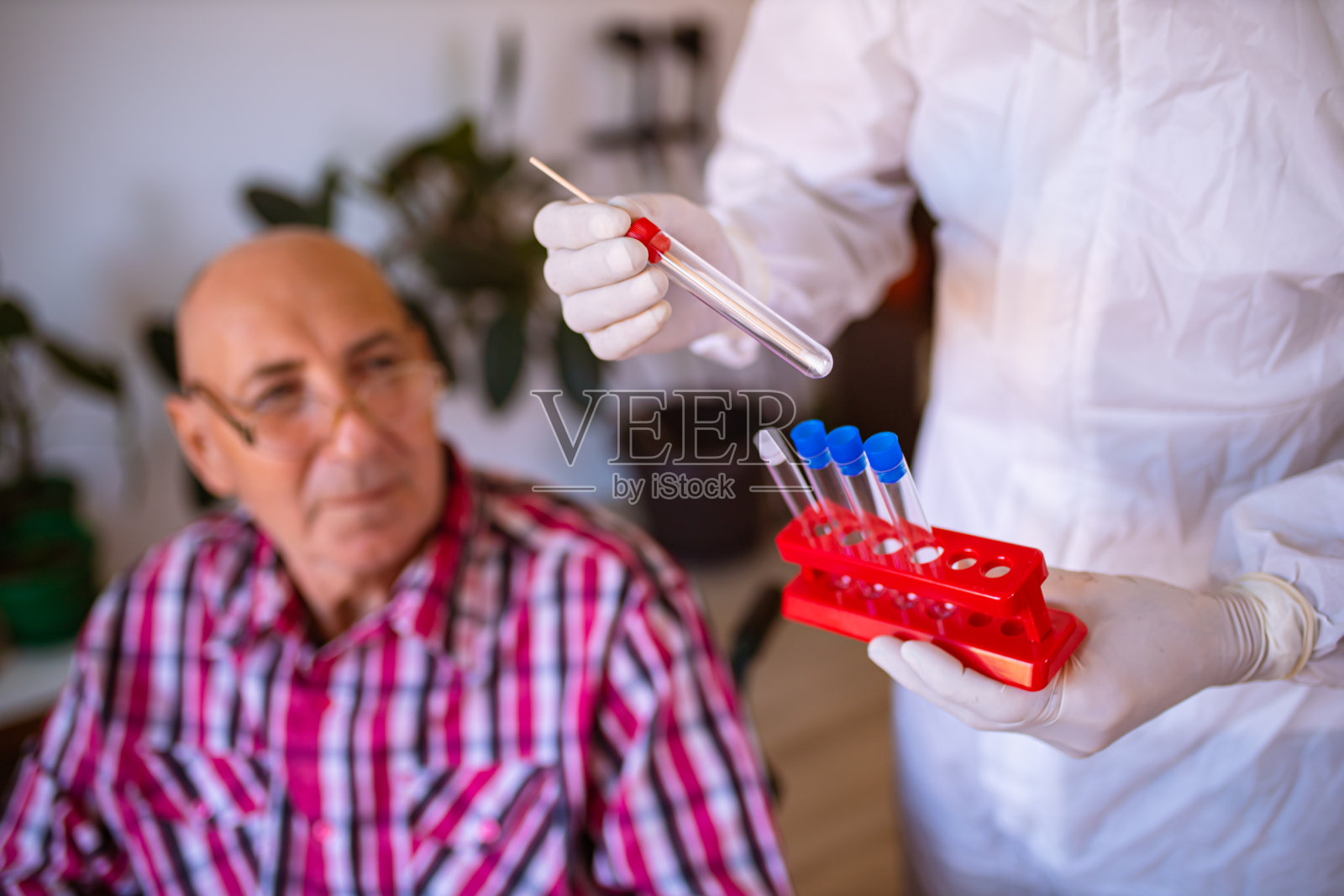 疗养院每月进行COVID-19检测照片摄影图片