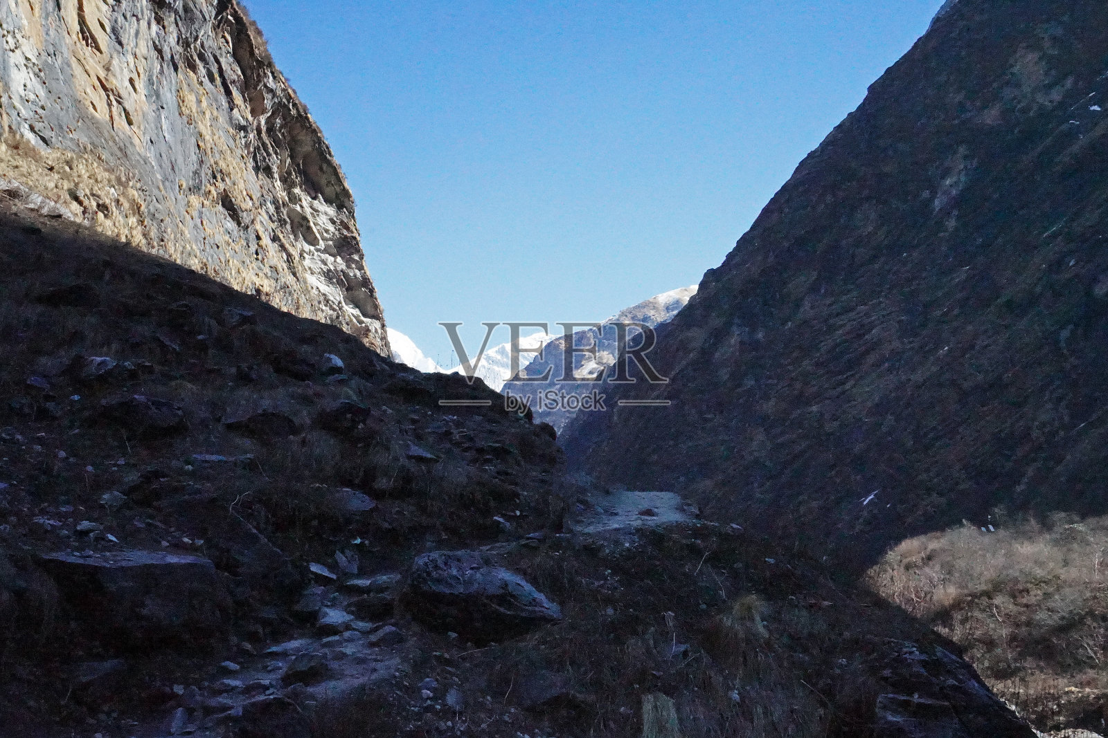 白雪皑皑的山峦和蓝天的自然景观照片摄影图片