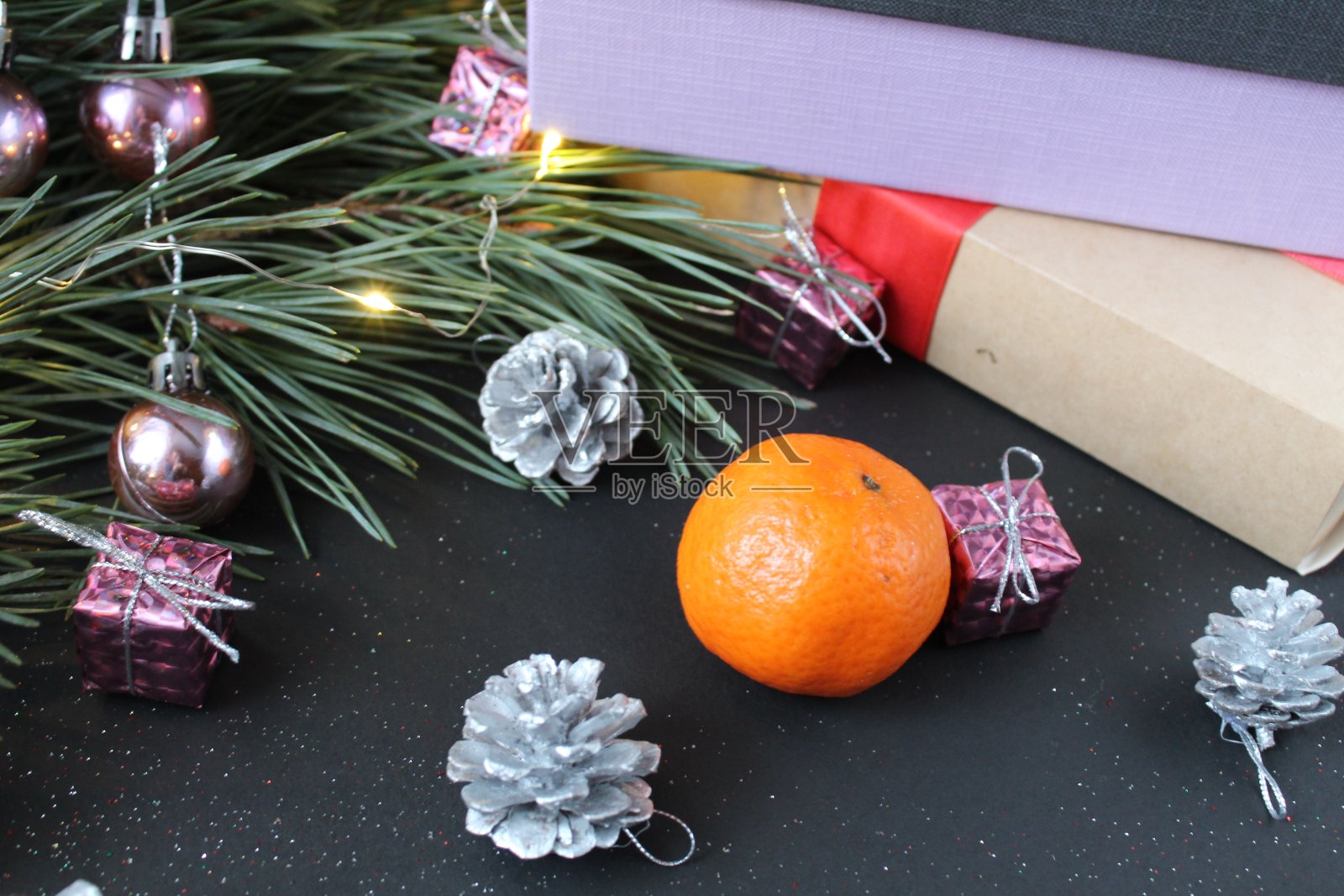 新年圣诞背景：礼品盒与节日彩灯照片摄影图片