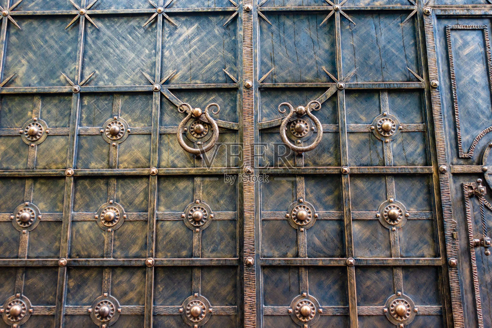 一扇老式铁门的一部分照片摄影图片