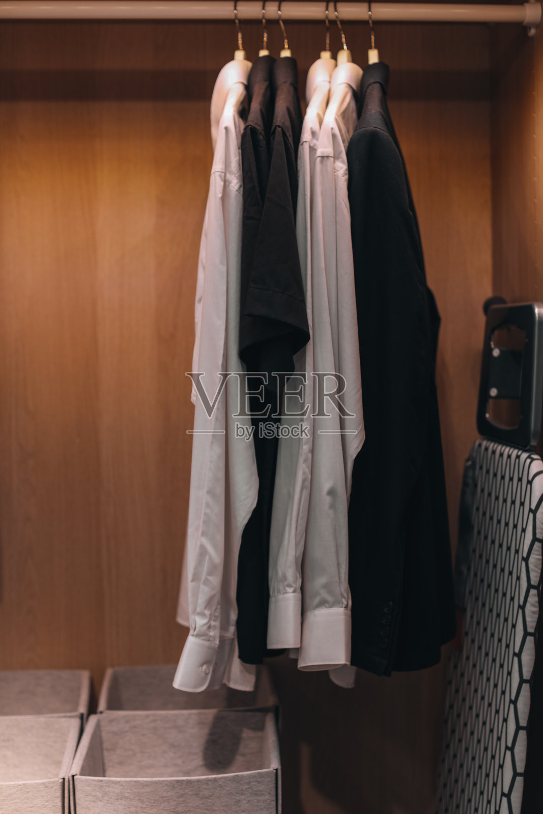 男衬衫挂在壁橱里。照片摄影图片