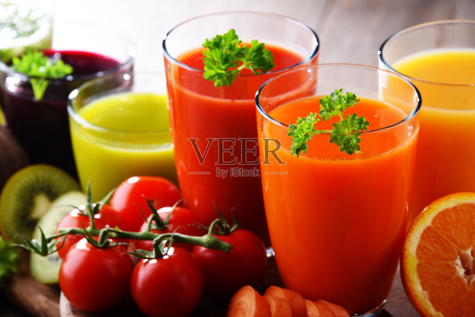 装有新鲜有机蔬菜和果汁的玻璃杯照片摄影图片