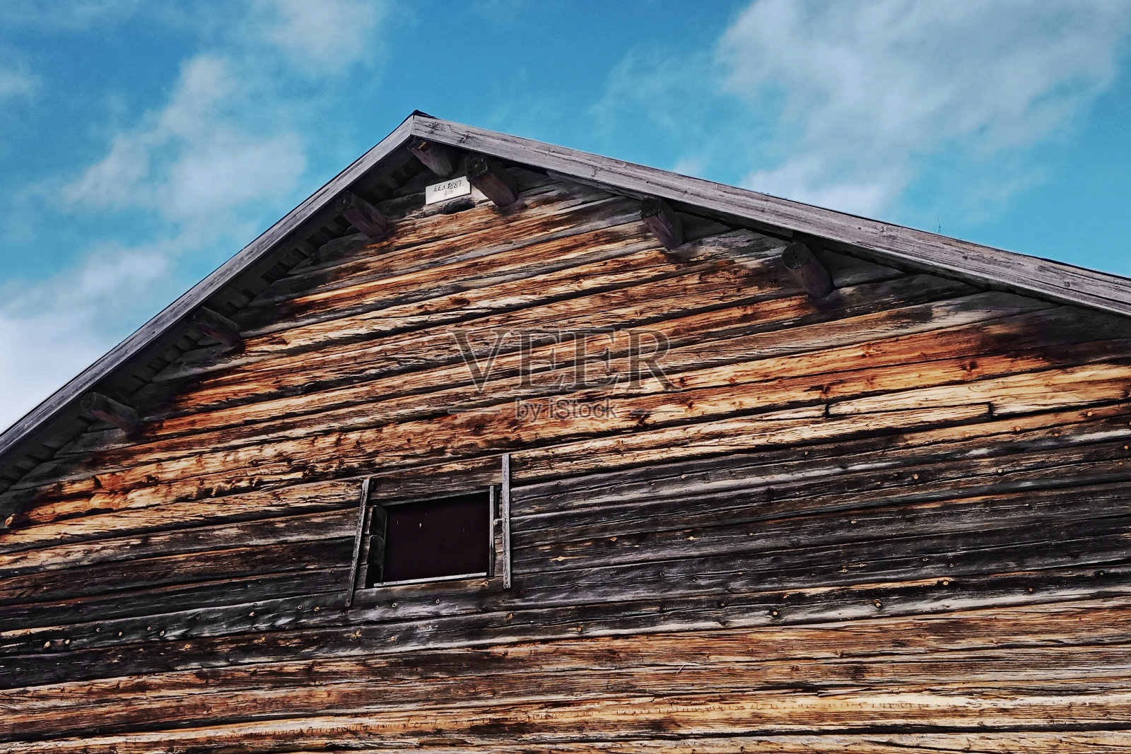 位于瑞典拉普兰的旧谷仓的屋顶，顶部可以看到建筑日期(1887年)的标志照片摄影图片