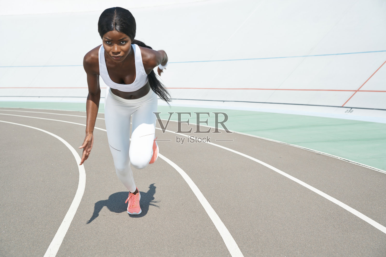 漂亮的年轻非洲女人穿着运动服照片摄影图片