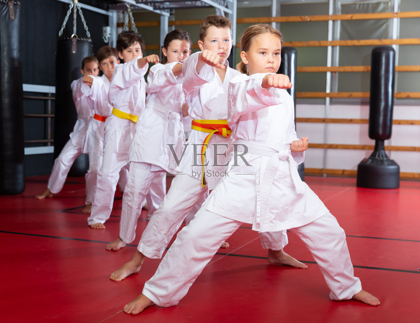 一群穿着和服做形的男孩和女孩照片摄影图片
