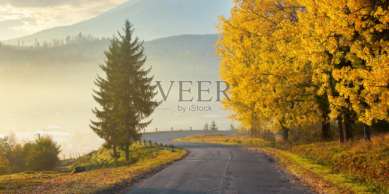 日落时的乡村山路照片摄影图片