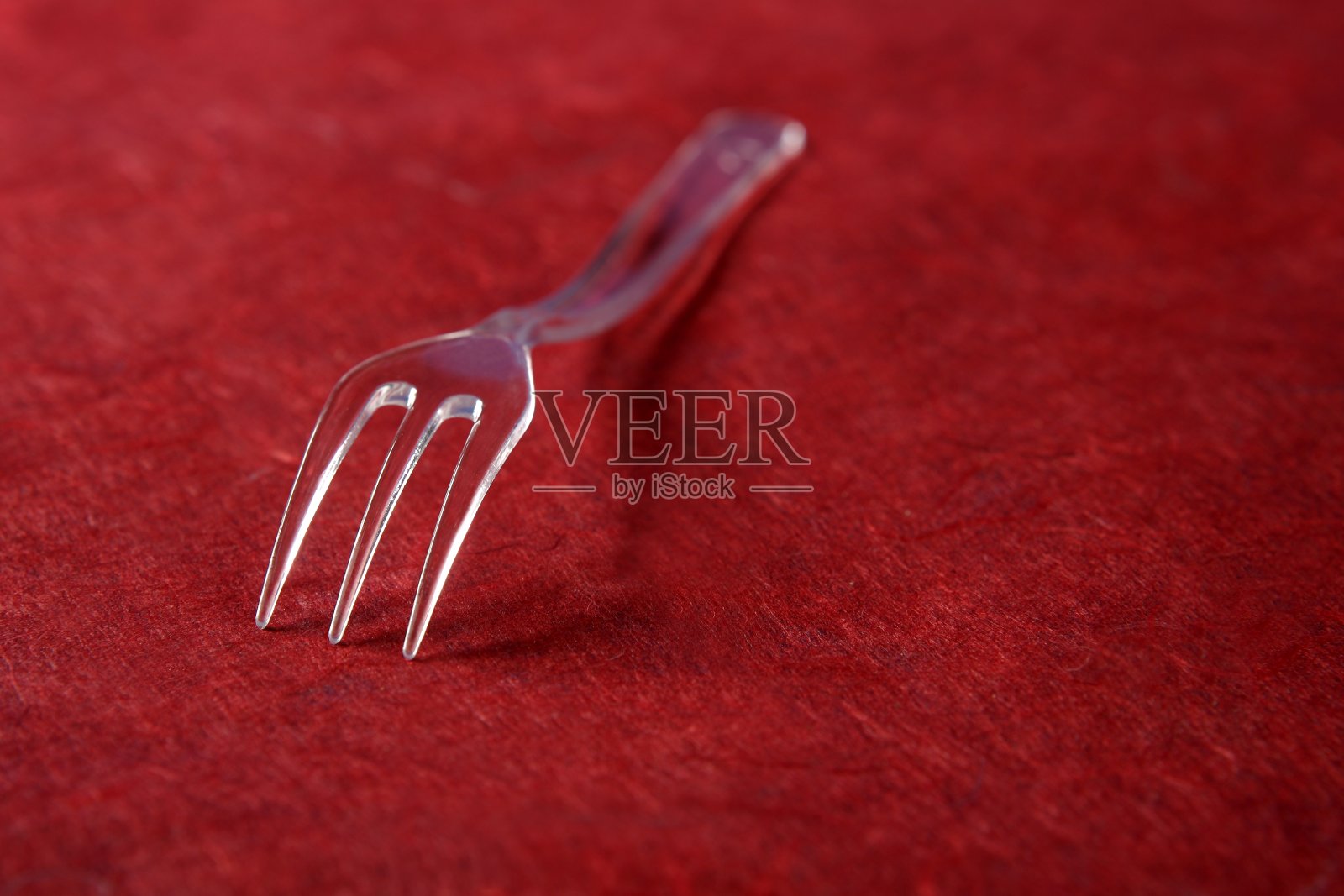 透明的塑料叉子上有生动的纹理照片摄影图片