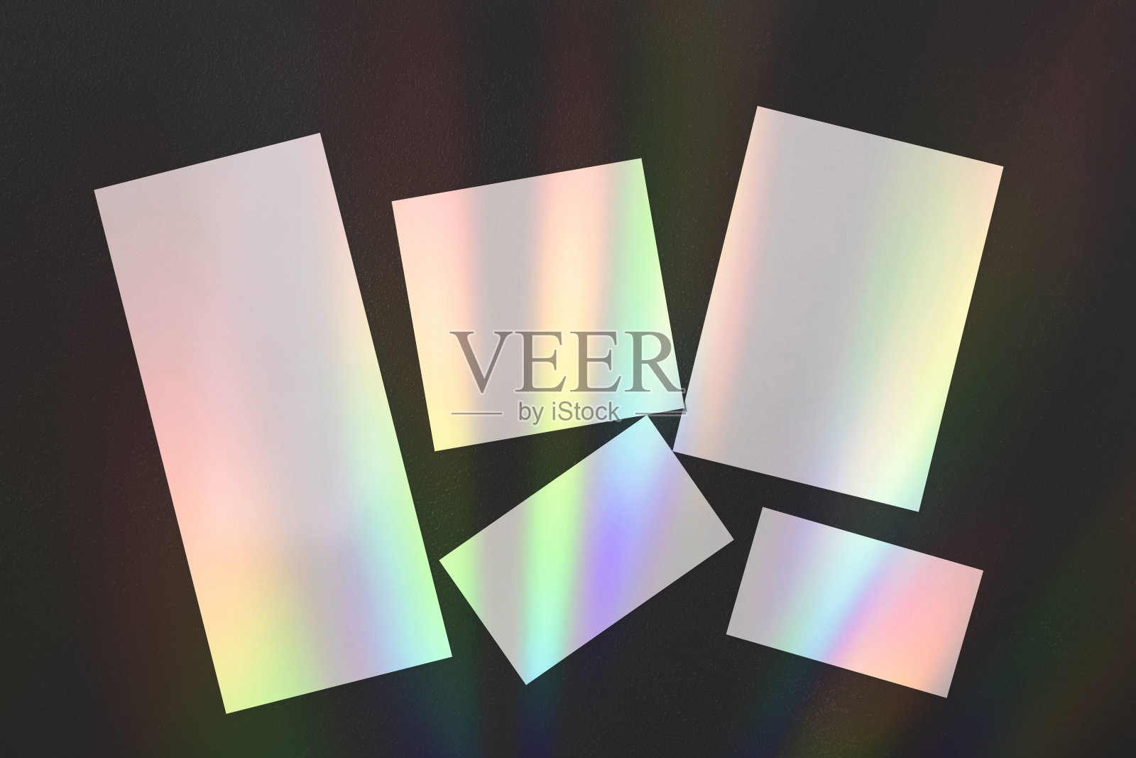 空的婚礼文具模型与阴影在黑色背景照片摄影图片