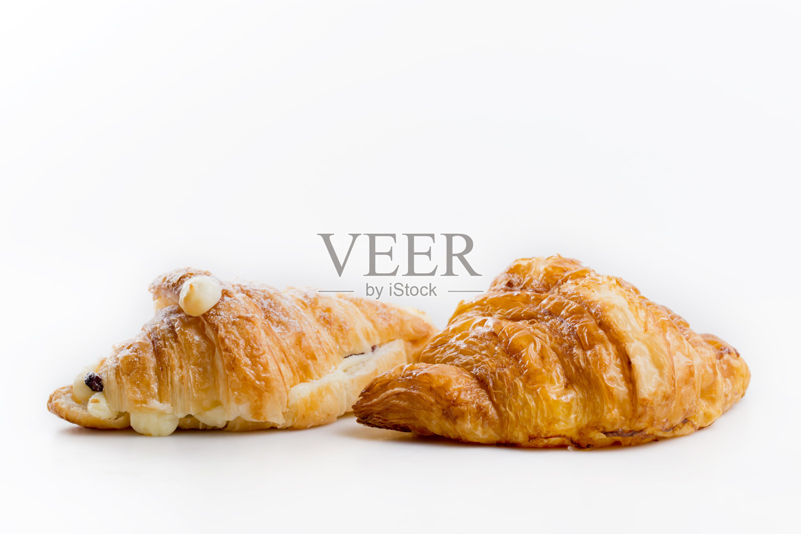 白色背景下的可颂面包照片摄影图片