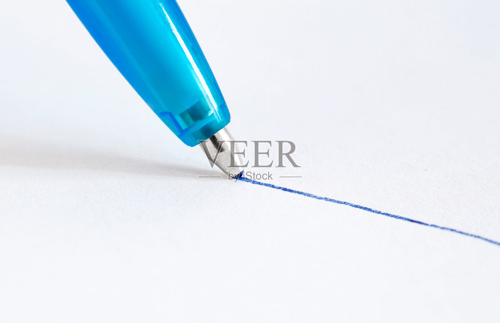 圆珠笔，在白纸上用蓝墨水画线，特写镜头照片摄影图片