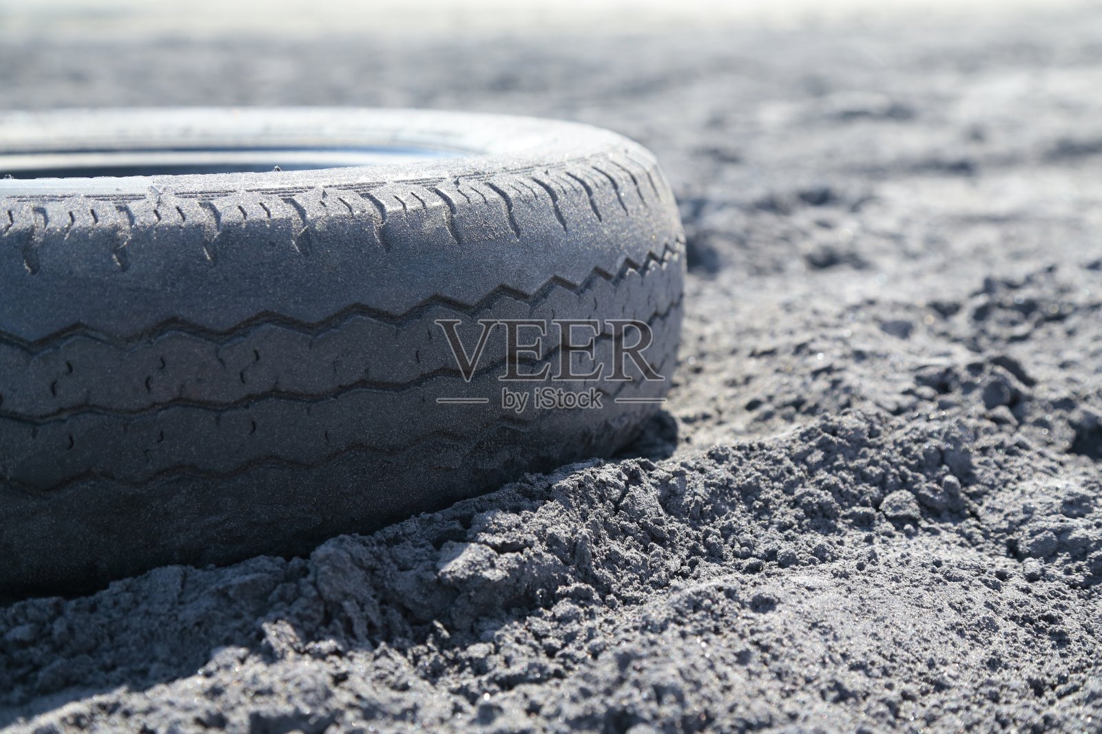 沙滩上有个轮胎，黑白相间照片摄影图片