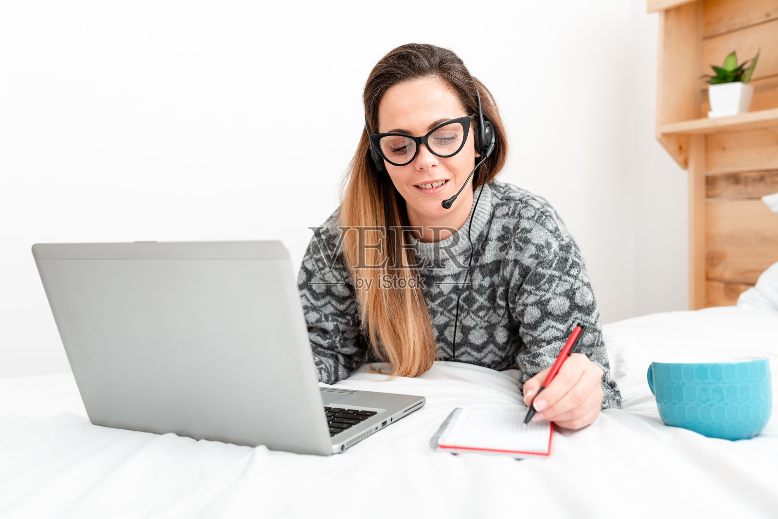 作家创作新小说，教授在线检查学生作业，阅读博客内容，观看网络视频，播客，倾听，学习新事物照片摄影图片