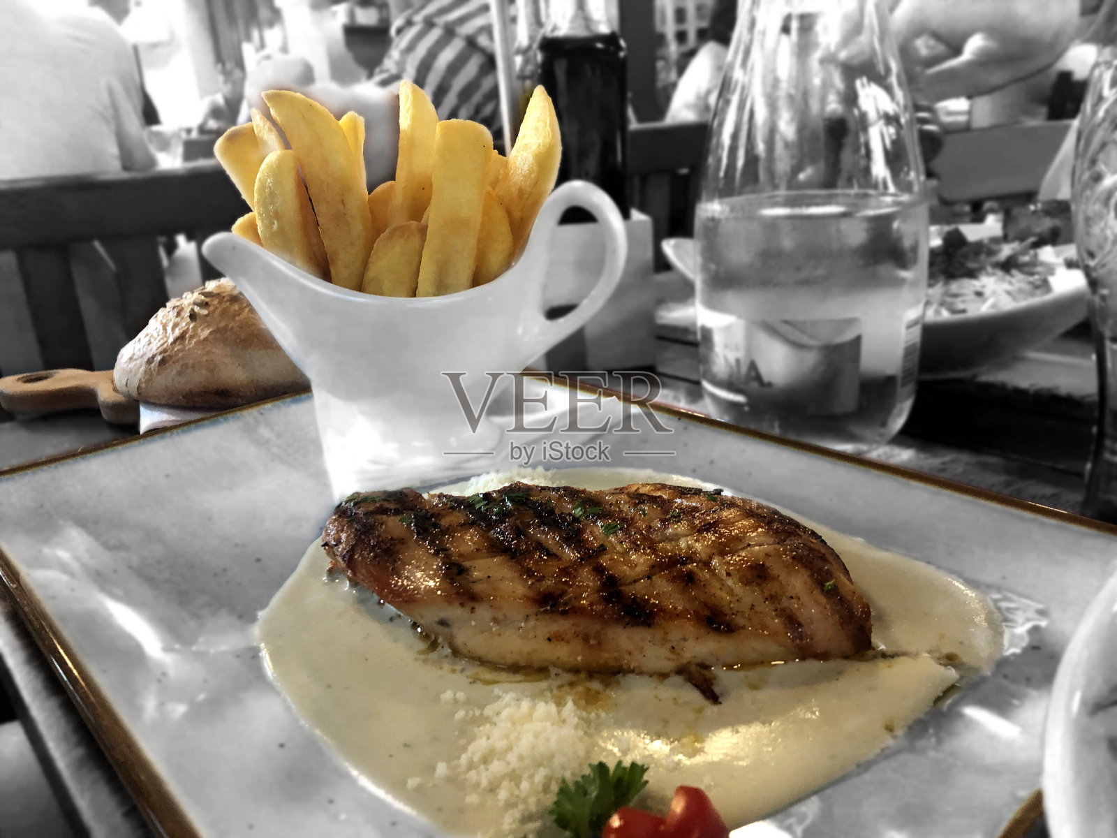 烤牛柳配芝士和薯条照片摄影图片