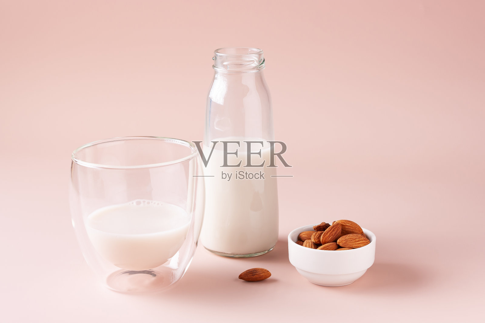 杏仁牛奶米色背景照片摄影图片