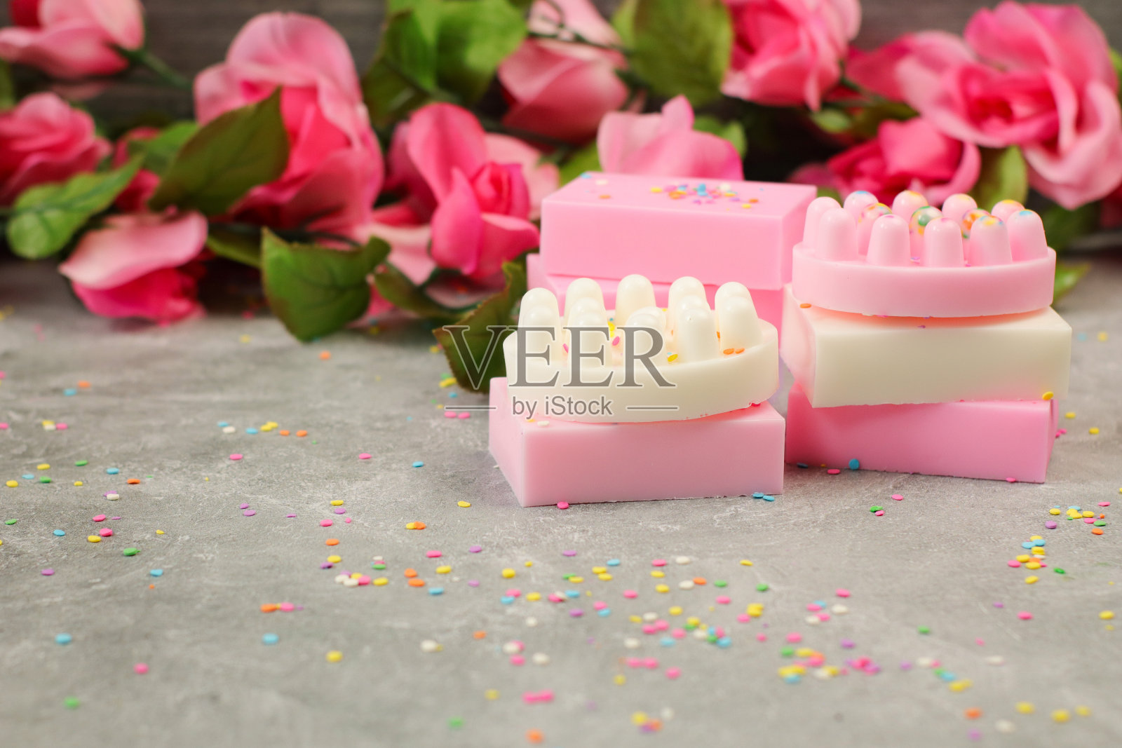 粉红色和白色的装饰肥皂，上面有漂亮的糖屑照片摄影图片