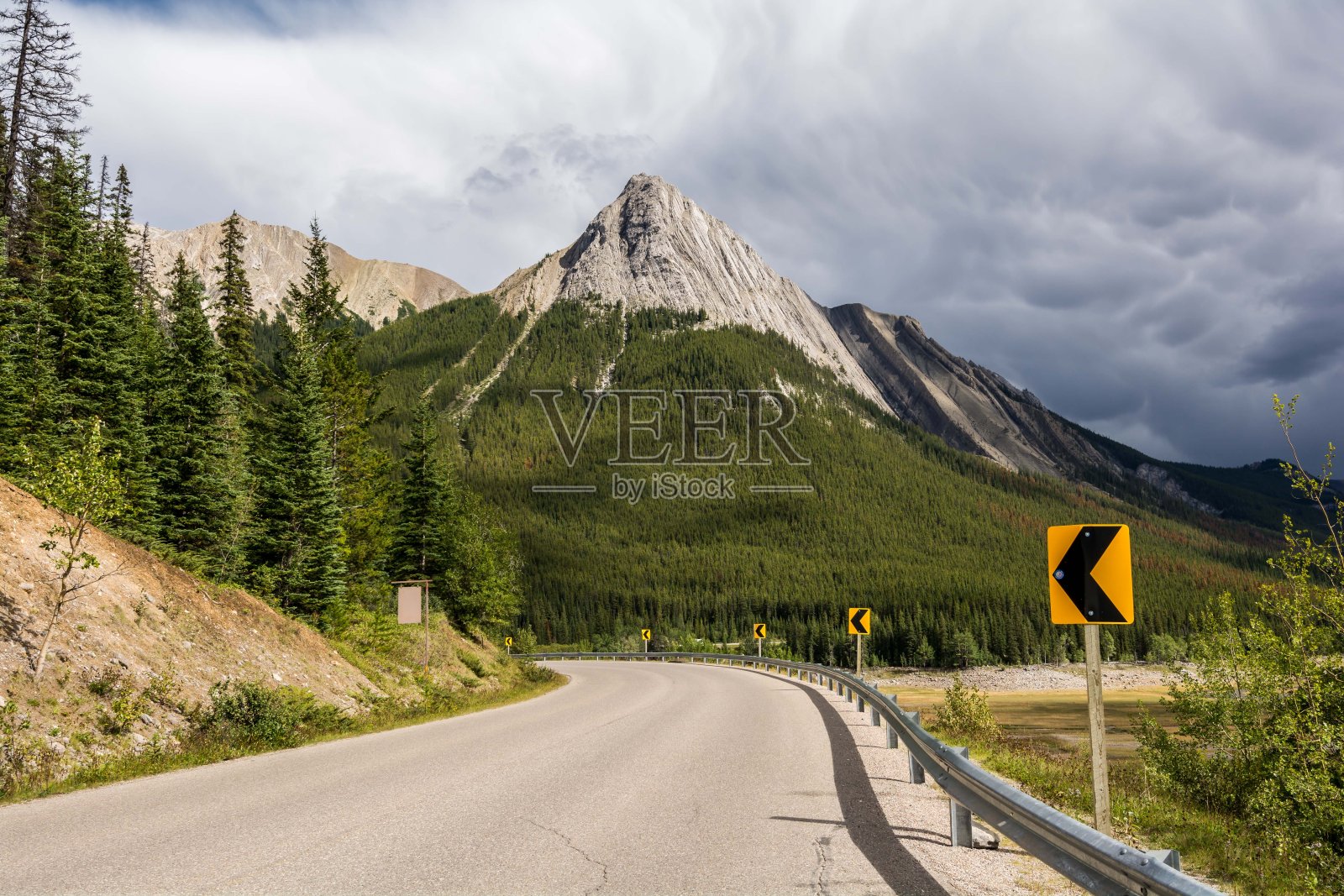 道路标志。加拿大阿尔伯塔省贾斯珀省公园附近的高速公路照片摄影图片