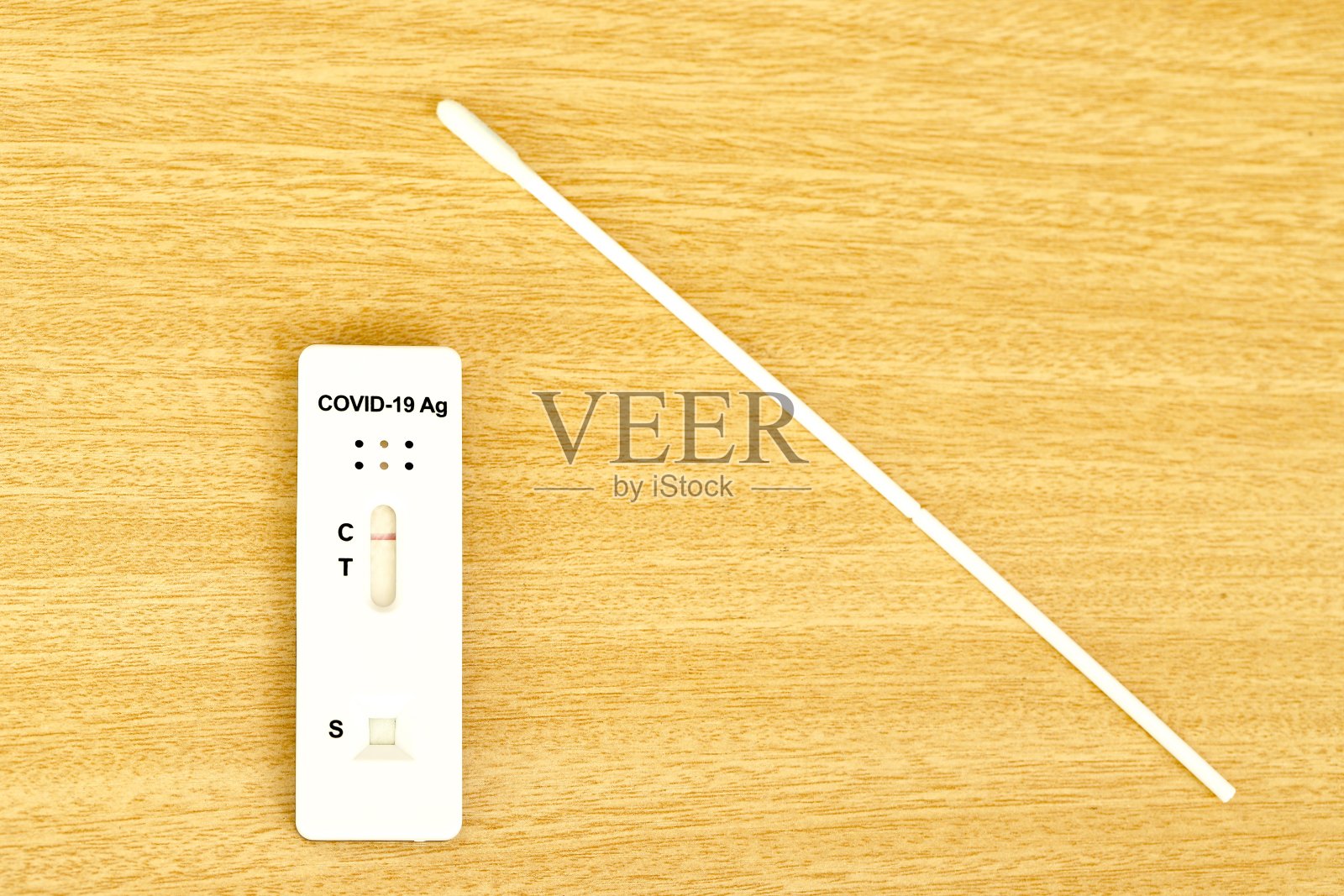 新型冠状病毒COVID-19的快速检测结果为阴性。照片摄影图片