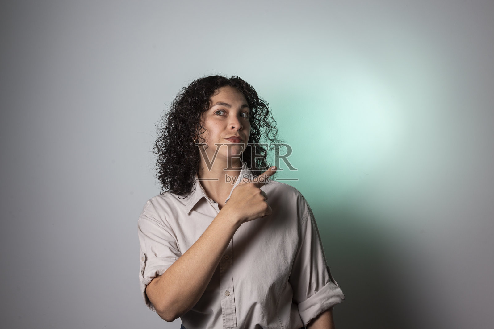 一个三十多岁的拉丁女人在摄影棚里摆造型照片摄影图片